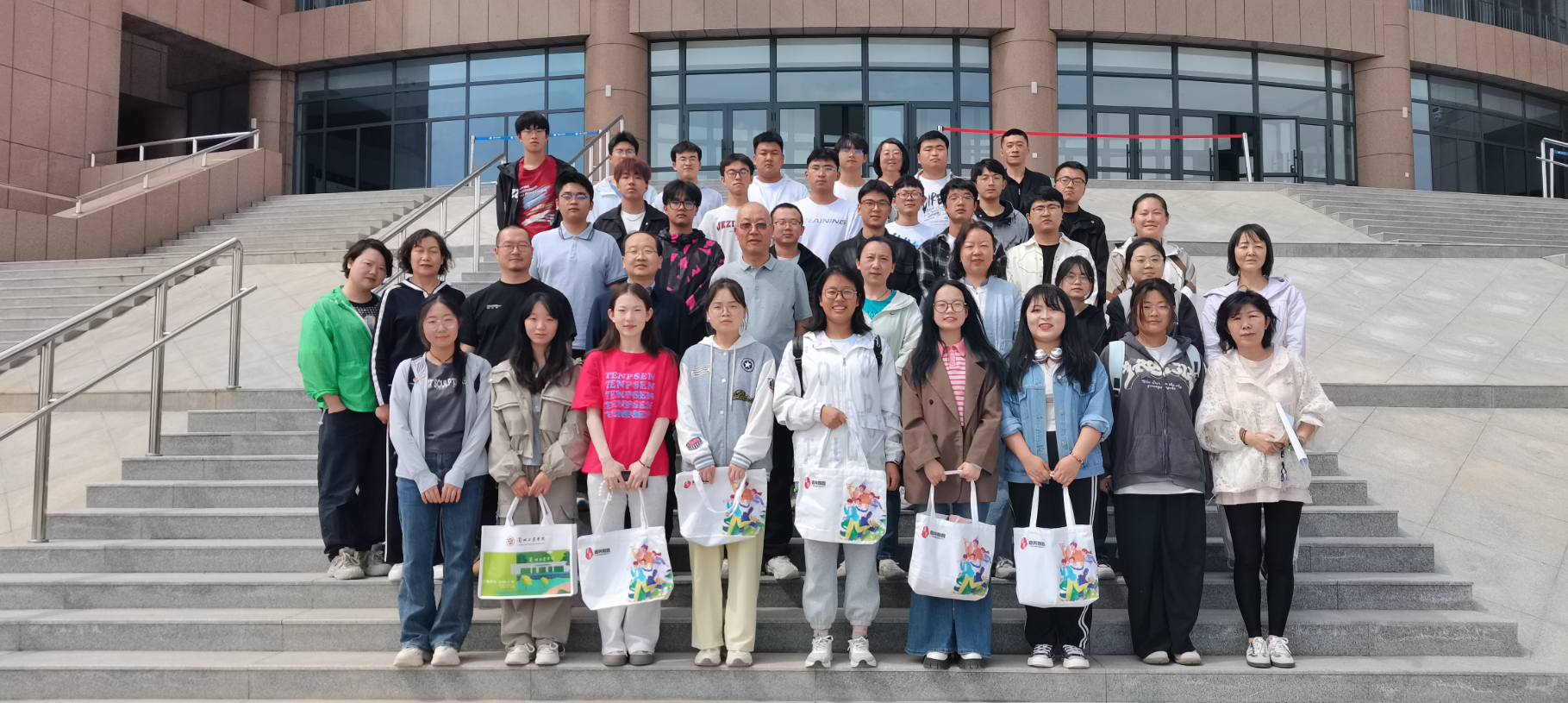 图书馆召开2025年“书香校园”活动颁奖暨读者座谈会